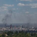 El humo se eleva desde la ciudad de Severodonetsk visto desde Lysychansk, en la región ucraniana de Luhansk, el 8 de junio de 2022.