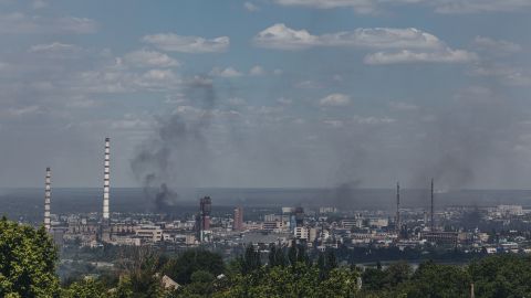 El humo se eleva desde la ciudad de Severodonetsk visto desde Lysychansk, en la región ucraniana de Luhansk, el 8 de junio de 2022.