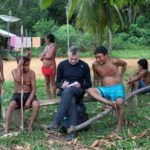 Dom Phillips habla con indígenas en el estado brasileño de Roraima