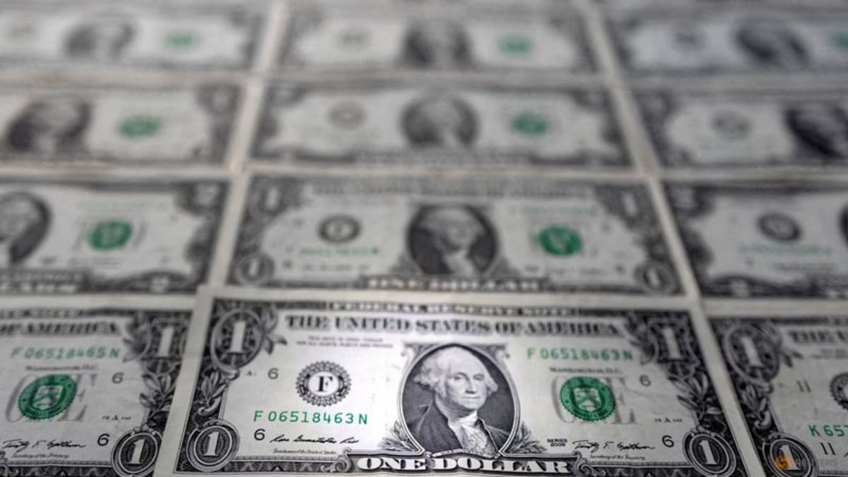 El dólar se tambalea a medida que la trayectoria de las tasas alimenta las preocupaciones por la recesión