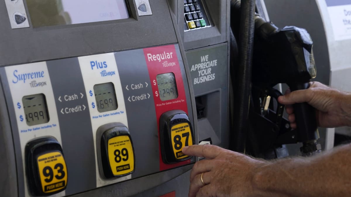 El precio de la gasolina en EE.UU. alcanza un récord de US$5 por galón: grupo automotriz