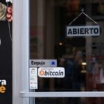 El valor de las tenencias de bitcoin de El Salvador se redujo a la mitad por la venta masiva