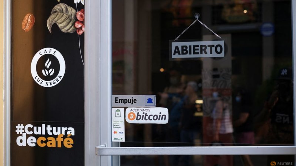 El valor de las tenencias de bitcoin de El Salvador se redujo a la mitad por la venta masiva