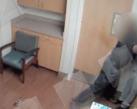 El video del empleado de la clínica VA de Atlanta que golpea sin piedad a un veterano de Vietnam es el último en abusos horribles del VA