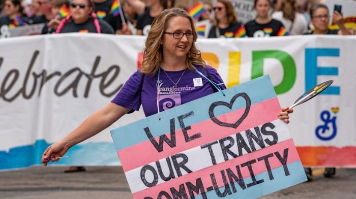 Empleados de Amazon protestan por la venta de libros 'anti-trans' durante 'Die-In'