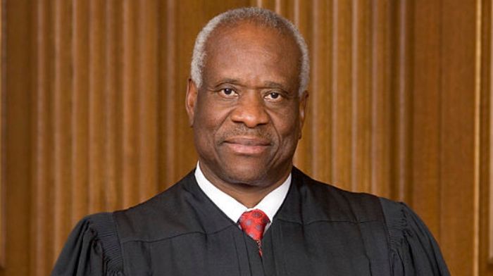 Informes: Clarence Thomas está interesado en revisar la decisión para que sea más fácil demandar a los medios