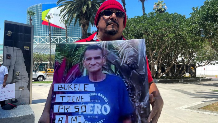 Alex Henríquez, migrante salvadoreño de 55 años, sostiene una fotografía de su hermano, quien estuvo preso por el régimen de Nayib Bukele