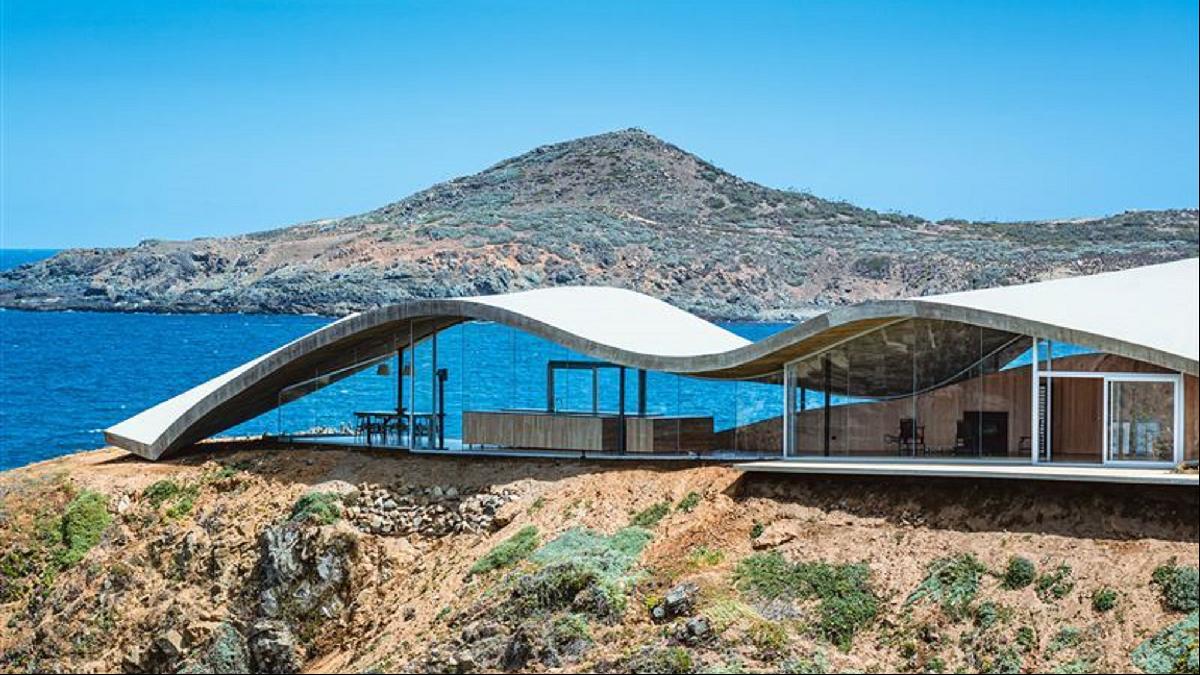 La casa costera chilena que fusiona la arquitectura con la naturaleza