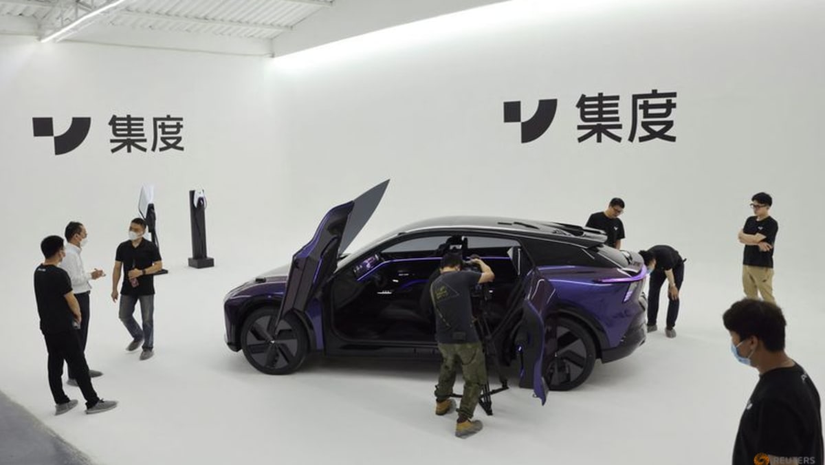 La firma de vehículos eléctricos de Baidu, Jidu, presenta el primer automóvil 'robot'