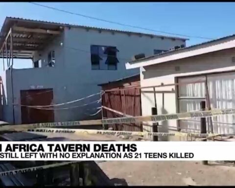 La muerte de un adolescente en una taberna de Ciudad del Cabo deja a los padres angustiados y confundidos