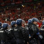 Macron promete impulsar a la policía a medida que aumentan las dudas sobre los métodos