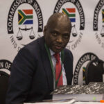 Mokhobo y Motsoeneng deben ser investigados por acuerdo irregular con SABC y 'TNA'