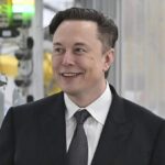 Musk da marcha atrás en los recortes de empleos, dice que el personal asalariado de Tesla será 'bastante plano'