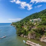 Una gran casa con terrazas orientadas al mar