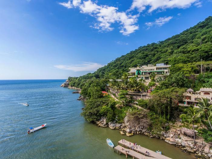 Una gran casa con terrazas orientadas al mar