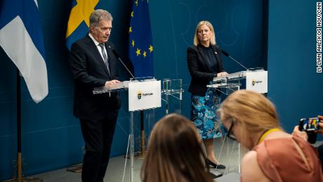 El presidente finlandés, Sauli Niinistö, y la primera ministra sueca, Sanna Marin, anunciaron que sus países'  intención de unirse a la OTAN.