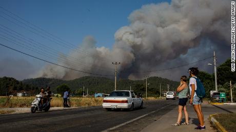 Un incendio forestal arde en Marmaris, Turquía, el 23 de junio de 2022.