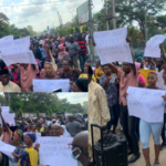 ÚLTIMA HORA: Primarias: miembros del APC en Lagos protestan por supuesta imposición de candidatos por parte de Tinubu y otros líderes del partido
