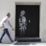 Un tribunal de París condena a ocho hombres por el robo de una obra de arte de Banksy en el lugar del ataque en París