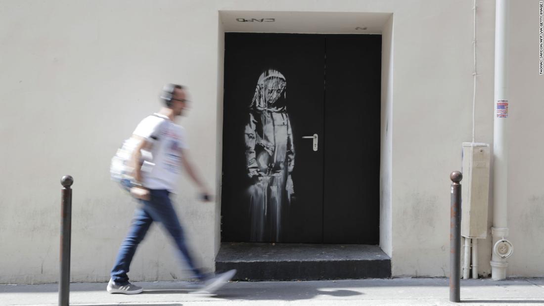 Un tribunal de París condena a ocho hombres por el robo de una obra de arte de Banksy en el lugar del ataque en París