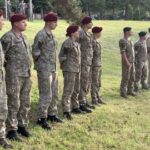 Los nuevos miembros de la centenaria milicia lituana, los fusileros, prestaron juramento en una ceremonia el lunes.  Kalvarija, Lituania