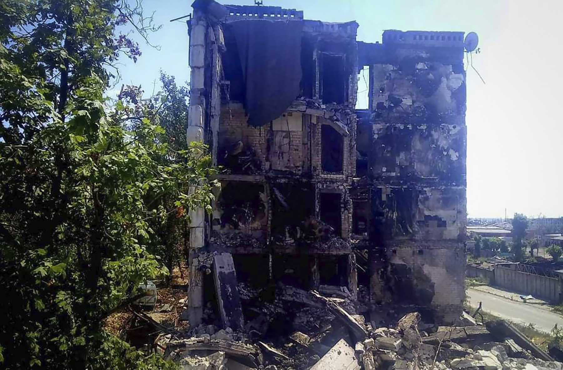 Edificios residenciales dañados en Lysychansk, el domingo.
