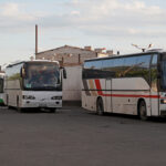 Los autobuses que transportan a miembros del servicio de las fuerzas ucranianas llegan escoltados por militares prorrusos a un centro de detención en el asentamiento de Olenivka en la región de Donetsk, Ucrania, el 17 de mayo.