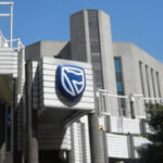 40 empleados de Standard Bank despedidos por rechazar la inyección de COVID deben ser reincorporados