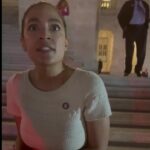 AOC afirma que la policía y otros "apoyaron" a los alborotadores durante los disturbios del 6 de enero en el Capitolio