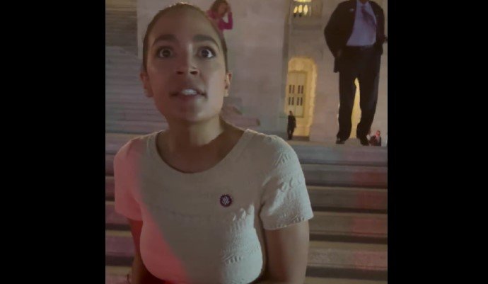 AOC afirma que la policía y otros "apoyaron" a los alborotadores durante los disturbios del 6 de enero en el Capitolio