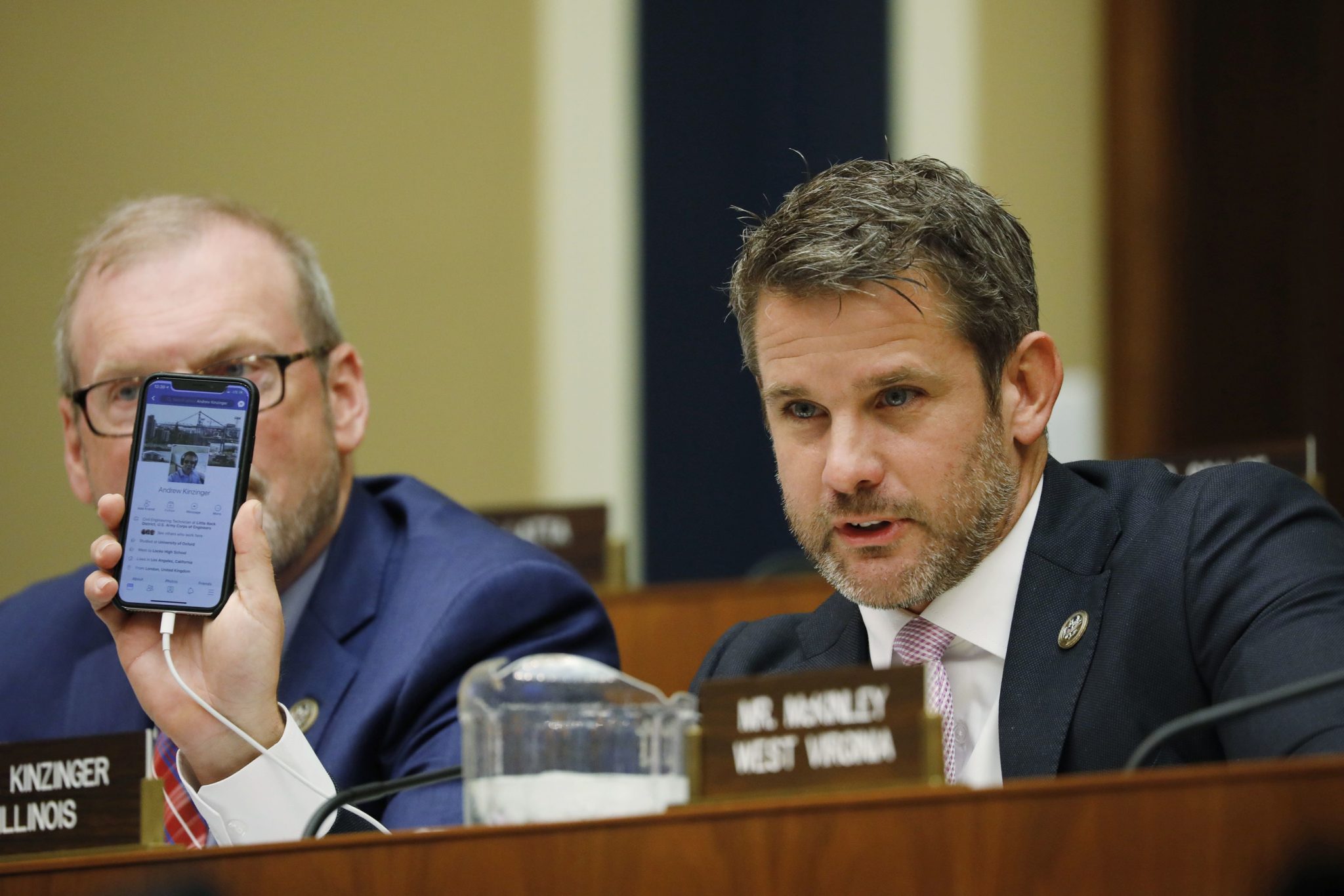 Adam Kinzinger publica horrible compilación de amenazas hechas contra él y su familia por partidarios de Trump