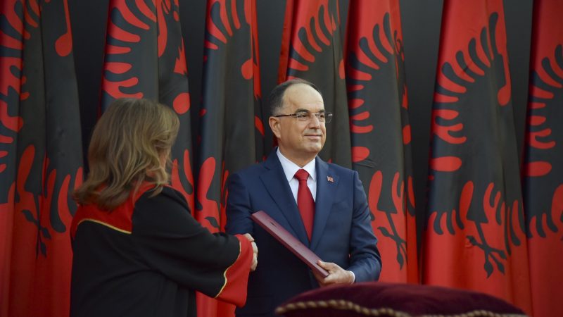 Albania jura noveno presidente en medio de división política