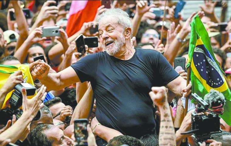 Una encuesta más reciente de la agencia Quaest mostró a Lula a la cabeza con el 45 % de los votos, seguido por el 31 % de Bolsonaro y el 8 % de Gomes.