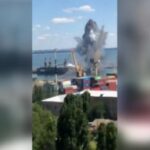 Indignación cuando misiles rusos bombardean el puerto de Odesa un día después de que se acordó un acuerdo de exportación de granos