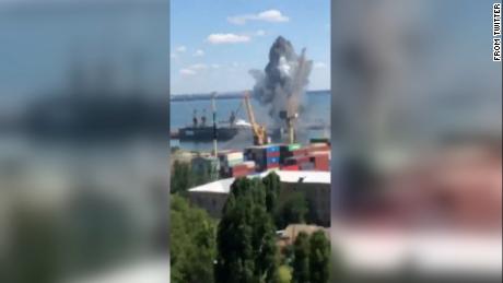 Indignación cuando misiles rusos bombardean el puerto de Odesa un día después de que se acordó un acuerdo de exportación de granos