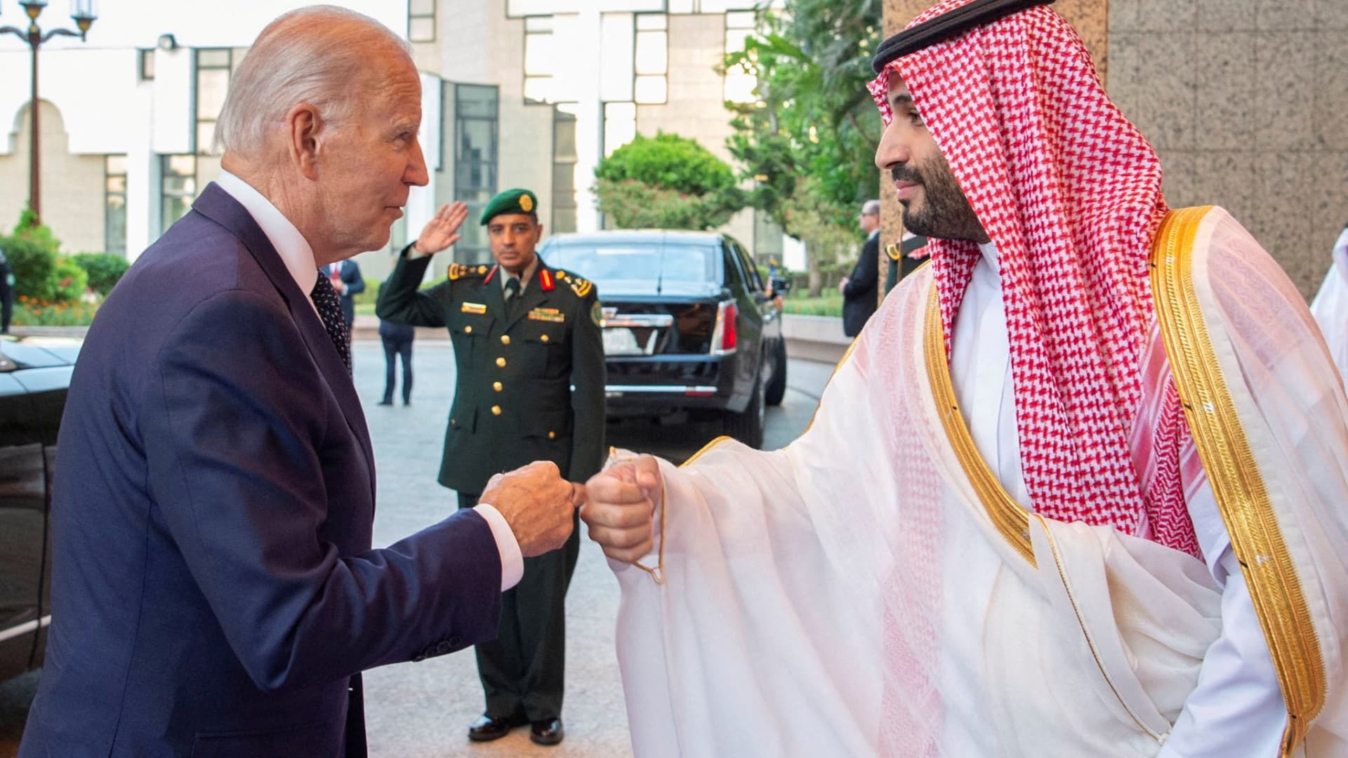 Biden criticado por el golpe de puño del príncipe saudita después del asesinato de Khashoggi