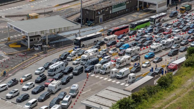 Brexit culpado mientras los turistas enfrentan atascos en el puerto del Canal