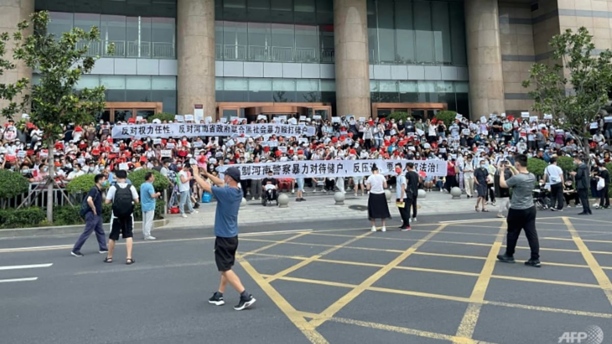 China investiga a inspector bancario en provincia de Henan tras caso de fraude y protestas