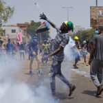 Disparan gases lacrimógenos mientras vuelven a estallar las protestas contra el golpe en Sudán