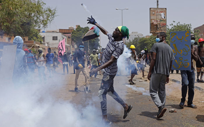 Disparan gases lacrimógenos mientras vuelven a estallar las protestas contra el golpe en Sudán