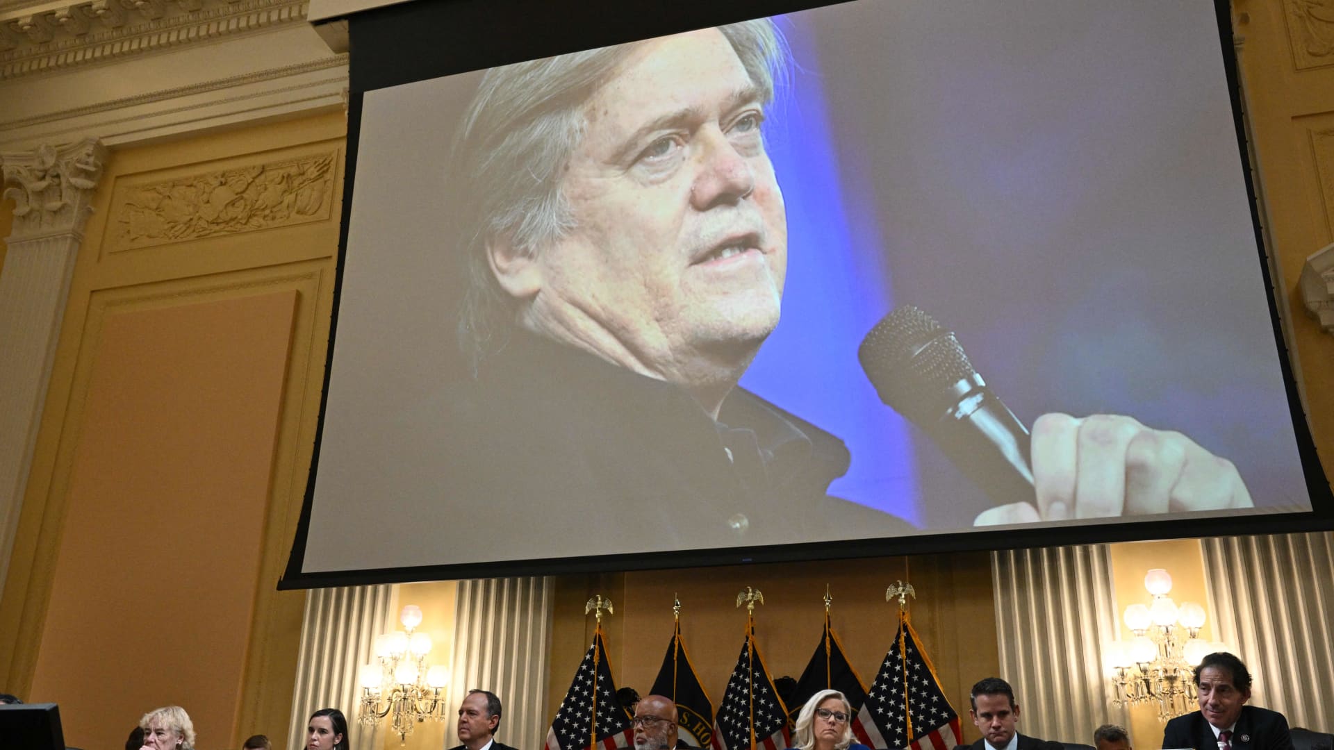 El aliado de Trump, Steve Bannon, acepta testificar ante el comité del 6 de enero