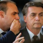 Eduardo Bolsonaro, izquierda, con su padre Jair Bolsonaro en Brasilia