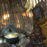 'Esperando morir': los kenianos que sobreviven con bayas en el norte afectado por la sequía