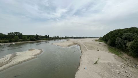 El lecho arenoso del río Po se puede ver cerca de Mantua.