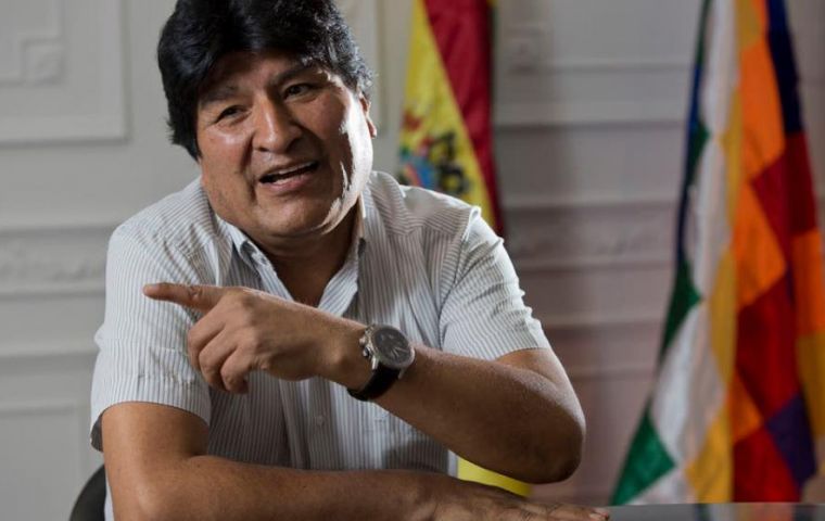 En el Día de la Confraternidad Argentino-Boliviana, cuando Argentina presentó una protesta contra Bolivia por posible mala praxis en la muerte de un motociclista, el presidente Fernández almorzó con Evo