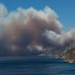 Grecia lucha contra el incendio que obligó a cientos a evacuar en la isla de Lesbos