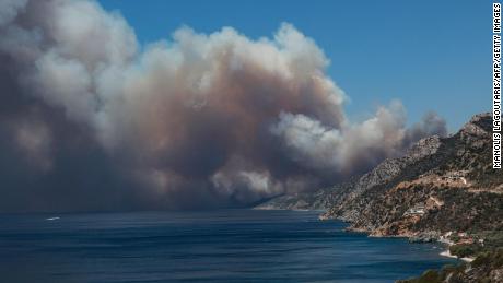 Grecia lucha contra el incendio que obligó a cientos a evacuar en la isla de Lesbos