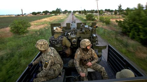 Militares ucranianos recorren la región de Mykolaiv a mediados de junio.