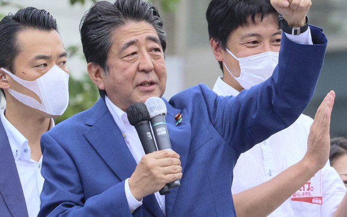 Japón llora al llegar a Tokio el cuerpo del asesinado ex primer ministro Abe