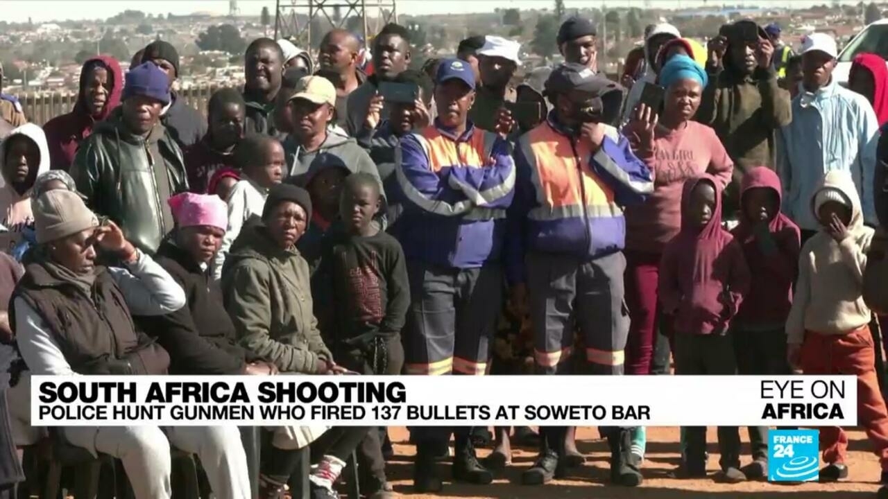 La policía busca a los hombres armados que mataron al menos a 15 personas en un tiroteo en un bar de Soweto